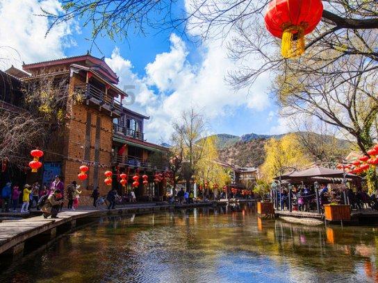 踢脚线入墙式的好还是外凸的好？哪个要比较美观呢？游戏画面